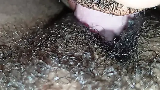 Yepyeni iri güzel kadın favela kulübesinde amını veriyor.