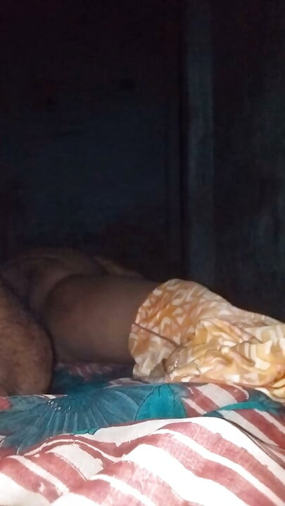 Bhabhi nhấc mông lên nhấc xuống để chồng địt