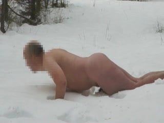 Wanker sta scopando la neve e si masturba su di essa