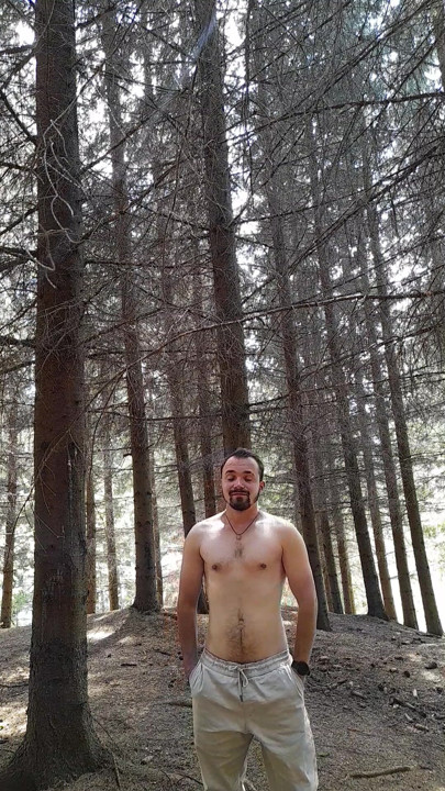 Short relaxing walk no t-shirt in forest