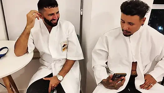 İki fizyoterapist üvey erkek kardeş cücenin yarağını yumrukladı