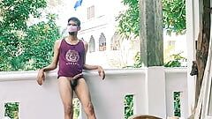 裸体站在户外 - 性感的印度大学男孩