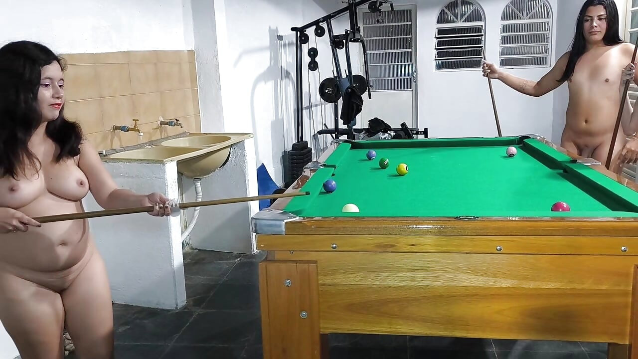 Pool med de heta nakna tjejerna