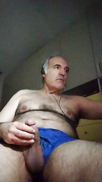 Drkala sam svoj kurac dva sata, napokon sam svršila