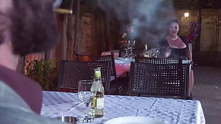 Awek montel dengan tetek besar menggodanya untuk berkongkek di luar