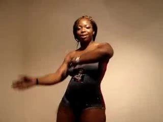 Cô gái da đen nhảy mát mẻ