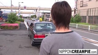 Gorąca japońska laska rucha go w samochodzie