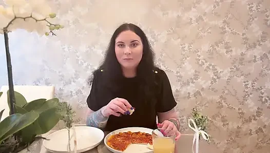 Bayan ffw peynirli pizza ve hamur köftesi yiyor