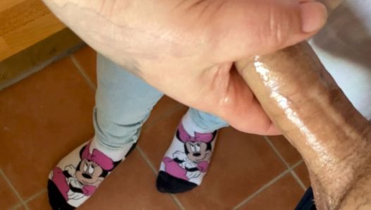 Handjob im badezimmer, schöne füße