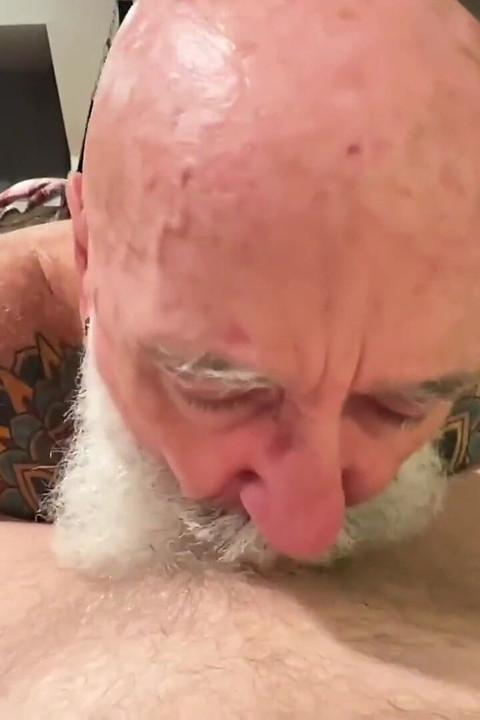 Mergeam pe stradă într-o noapte..