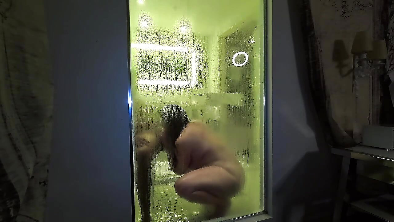 Velika debela guza dobiva ogradu pod tušem