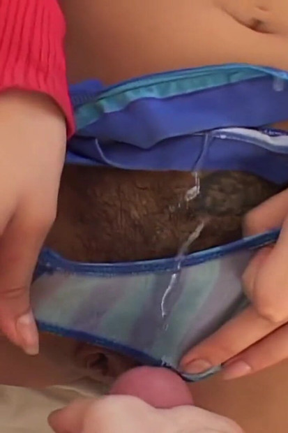 Tätowiertes mädchen reitet auf einem massiven schwanz zu einem mund, abspritzen