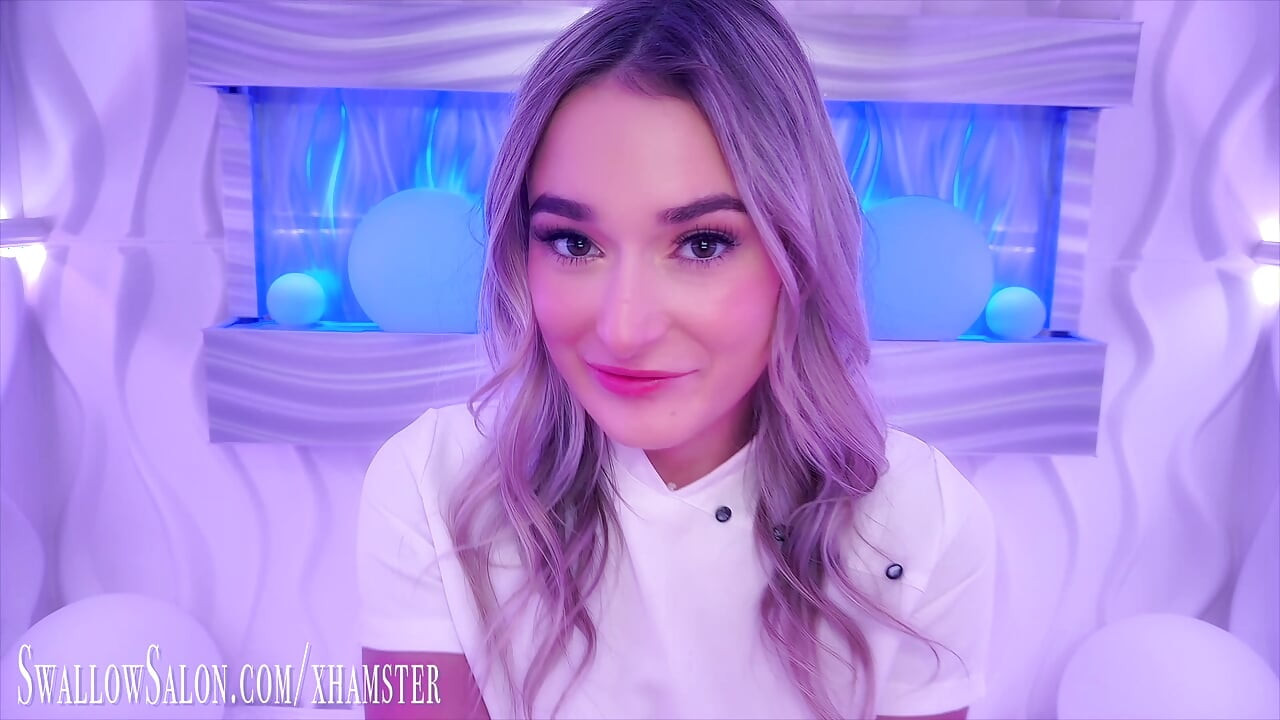 Thea Summers hace una mamada sexy en el salón de tragadas