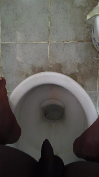 Dečko iz kupaonice hostela u akciji u kupaonici