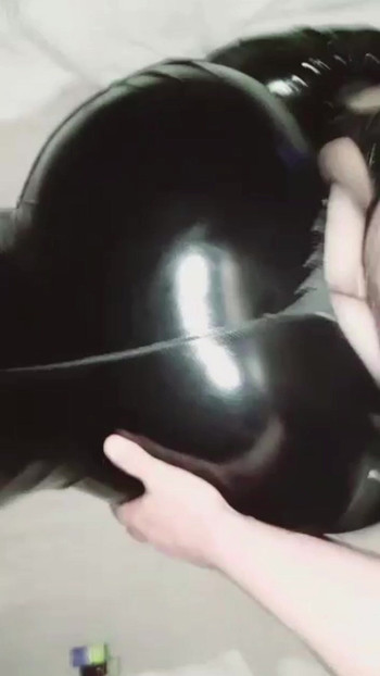 La moglie in PVC si scopa l'uomo mentre il marito è al lavoro