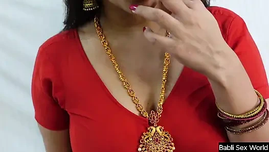 Ateşli babli randi yenge sulu parmaklıyor ve büyük göğüslerini gösteriyor