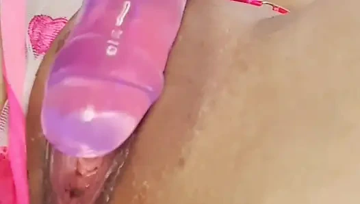 Gerçekten ıslanıncaya kadar dildomu amcığıma sokmayı seviyorum