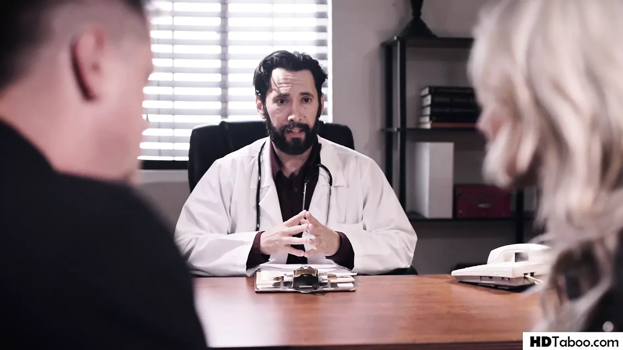 Kenzie Taylor被生育医生操，而丈夫则在看