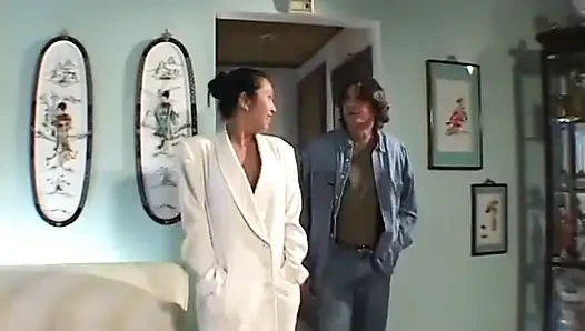 Tante asia lagi asik nyepong kontol pria kulit putih sambil berlutut dan dientot habis-habisan