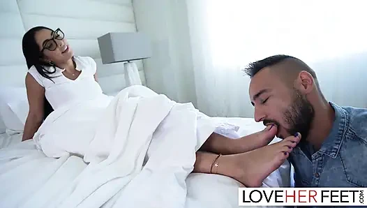 Ботанистая латина Madison Wilde обожает жестко