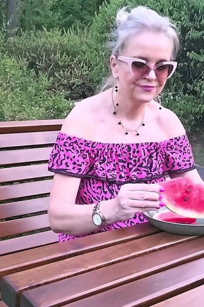 Naughty Picnic di Taman