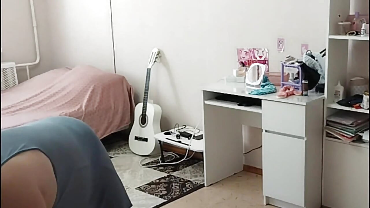 Eu espionei minha sogra e como ela estava limpando o quarto nua