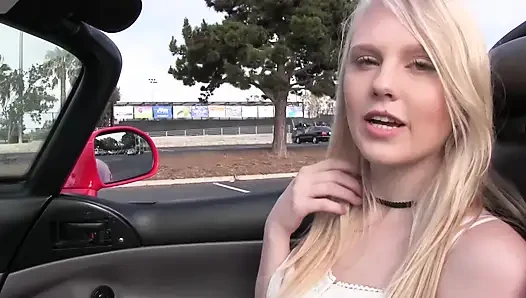 Миниатюрная блондинка принимает все это