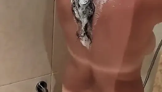 Nonton video gadis tetanggaku. Mereka mergokin aku lagi ngocok kontolku di kamar mandi.