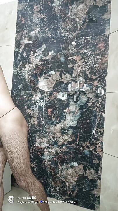 Radžastani dečak pokazuje masterbaciju i pušenje