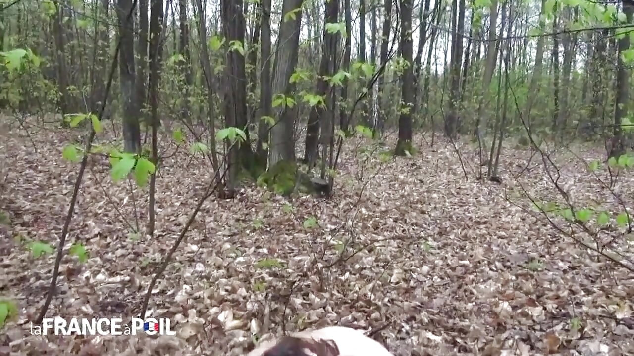 Pelacur muda yang terangsang mendapat perjalanan kotor dari taksi