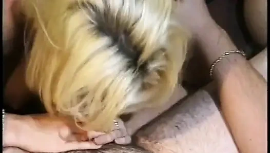 Muhteşem memeli sarışın bal yarak emiyor ve kanepede sikişiyor