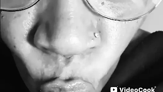 Cewek sange ini lagi asik nyepong kontol sambil mengisap bibir!!!