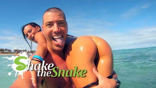 Shake the Snake - eine süße MILF Amy Lee, die im Urlaub gefickt wird