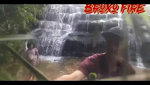 Yanan İtfaiye Sihirbazı ve D4 Bombom şelalede kırmızıya doyuyor