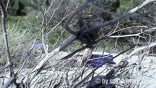 Genç Sabrina, çıplak plajda kendini açıklarken gösteriyor