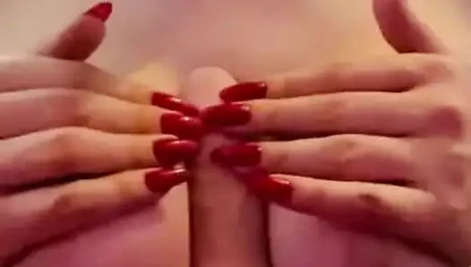 Dildo göğüslerimin arasına giriyor ve emiyor
