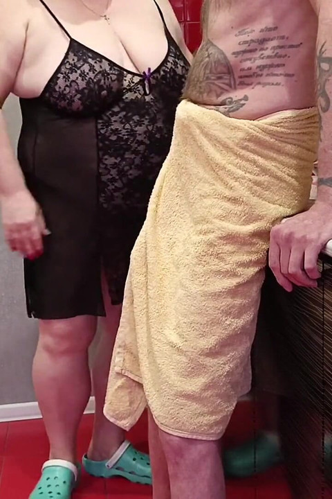 Quand elle a vu mon érection, la voisine a commencé à me branler et à me sucer la bite jusqu’à ce que je jouisse