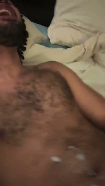 Buen chico se pajea hasta sacarse la leche | Clip 2
