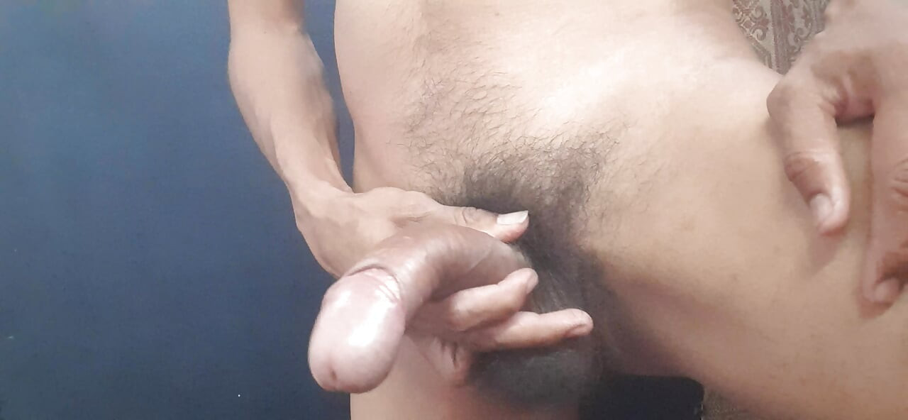 Черный член, большой индийский мужчина дрочит на улице