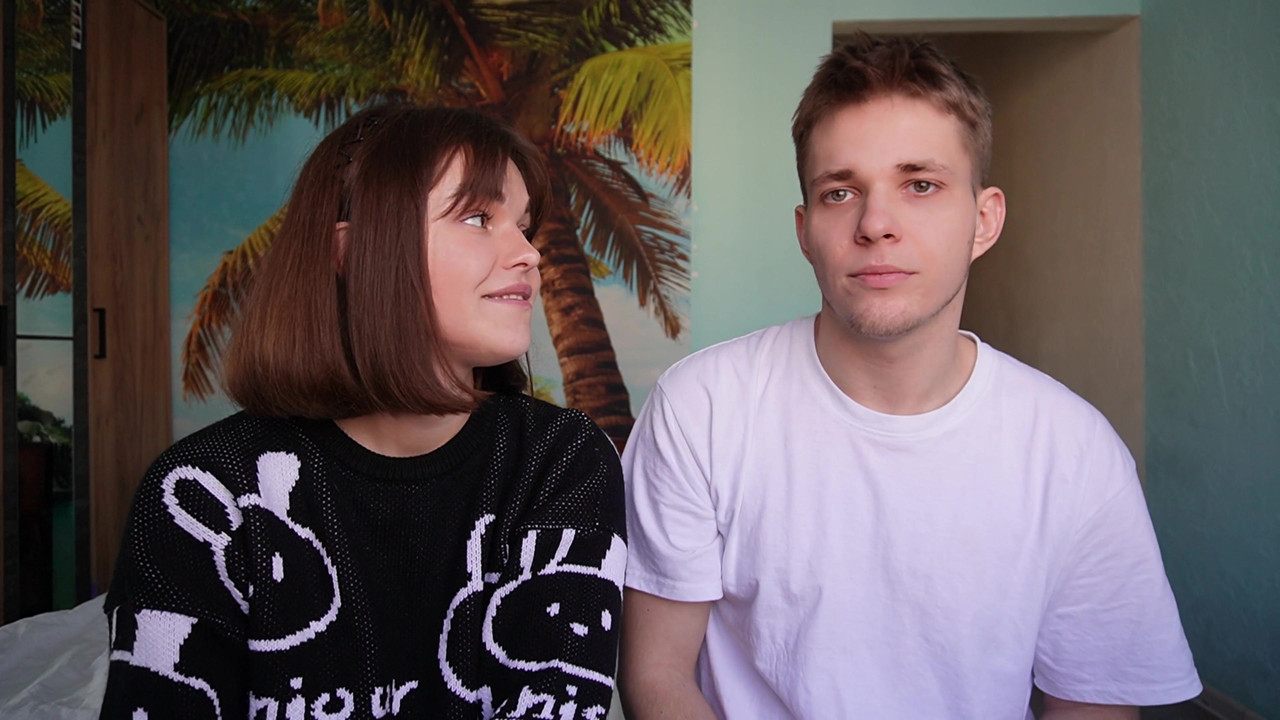 流行的在线游戏在视频博客期间变成继兄弟和继妹之间的性爱