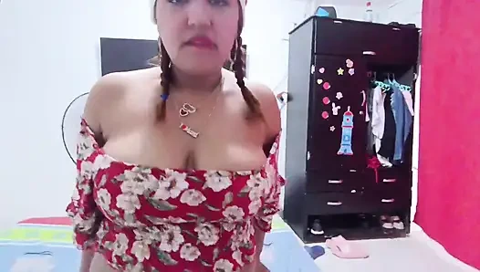 Ateşli üvey anne Noel sırasında üvey oğlunun yarağını boşaltıyor