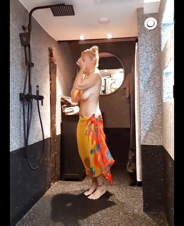 سيلينا جميلة نصف عارية ترقص وتتمايل