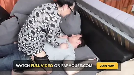 Menyesakkan budaknya di sofa