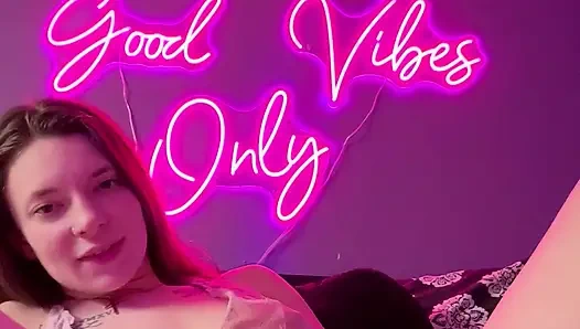 Отсос паек и игра с игрушкой