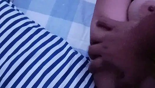 pinay-ehefrau lutscht beim spielen mit spielzeug