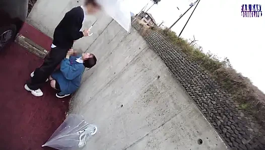 Islak işaret, kendini her bıraktığı yerde parıldayan yaramaz bir iz bırakırken dolaşıyor 1/3