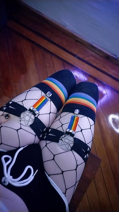 Mesec ponosa Femboy zadirkuje i masturbira
