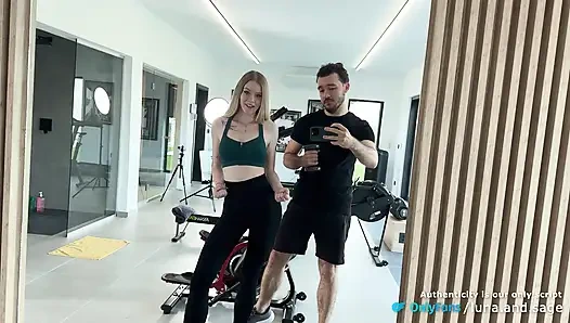 Spor salonu seansı kürek makinesi seksine dönüştü - gerçek amatör çift (bakış açısı, sakso ve domaltma)