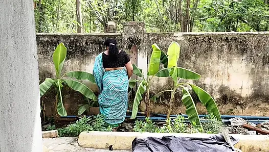 Ibu tiriku lagi kerja di taman dan aku sama dia