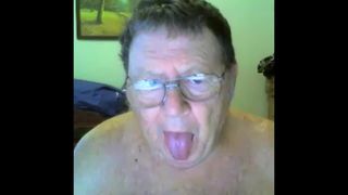 Il nonno gioca in webcam